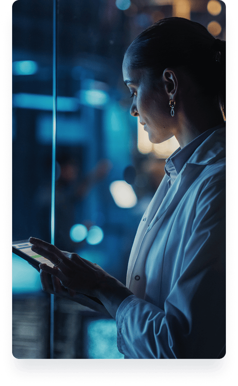 Profesional analizando un proyecto de investigación, desarrollo e innovación (I+D+i). Profesional analizando un proyecto de investigación, desarrollo e innovación (I+D+i).